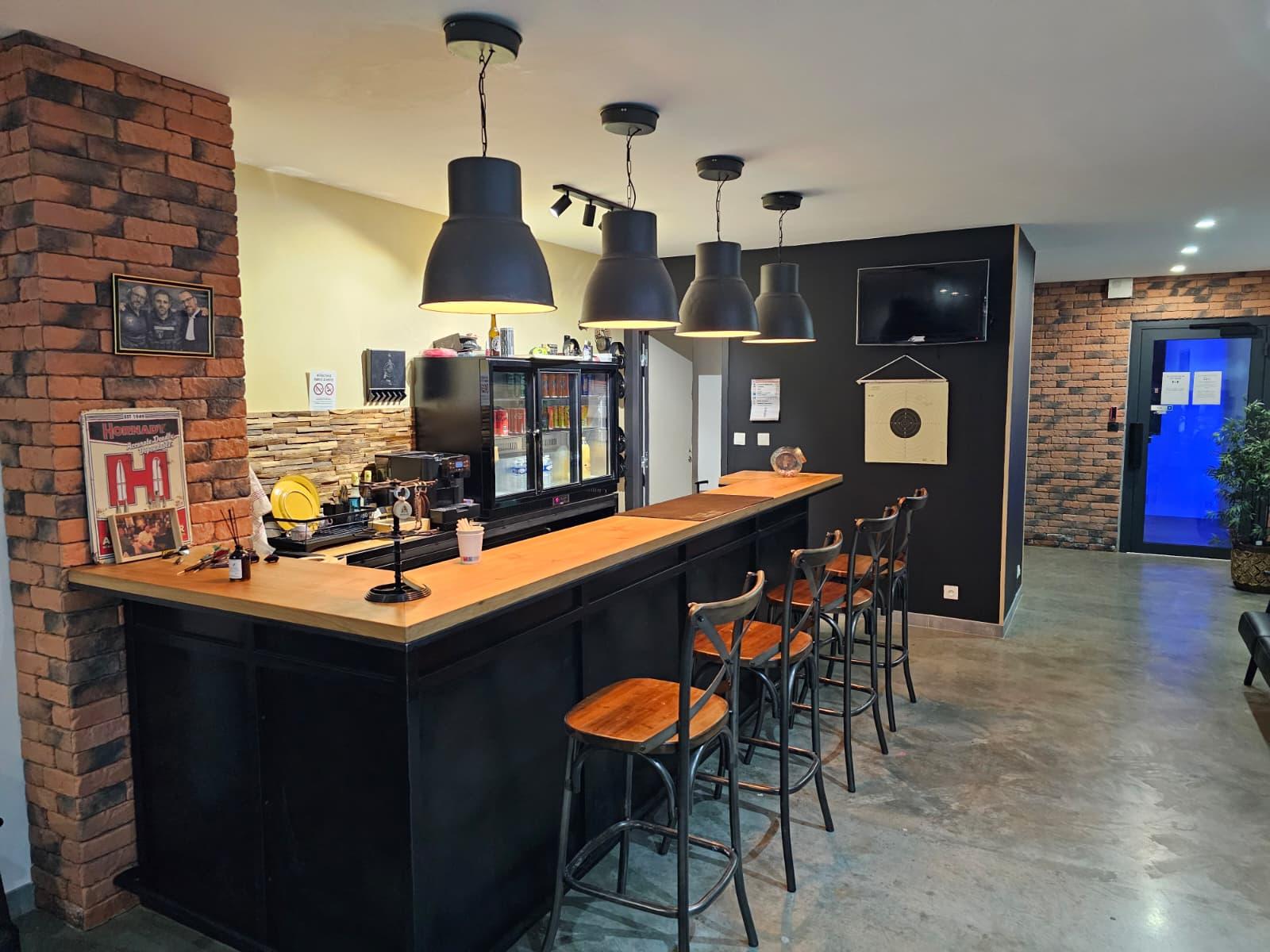 Bar convivial du club — espace de détente après les séances de tir